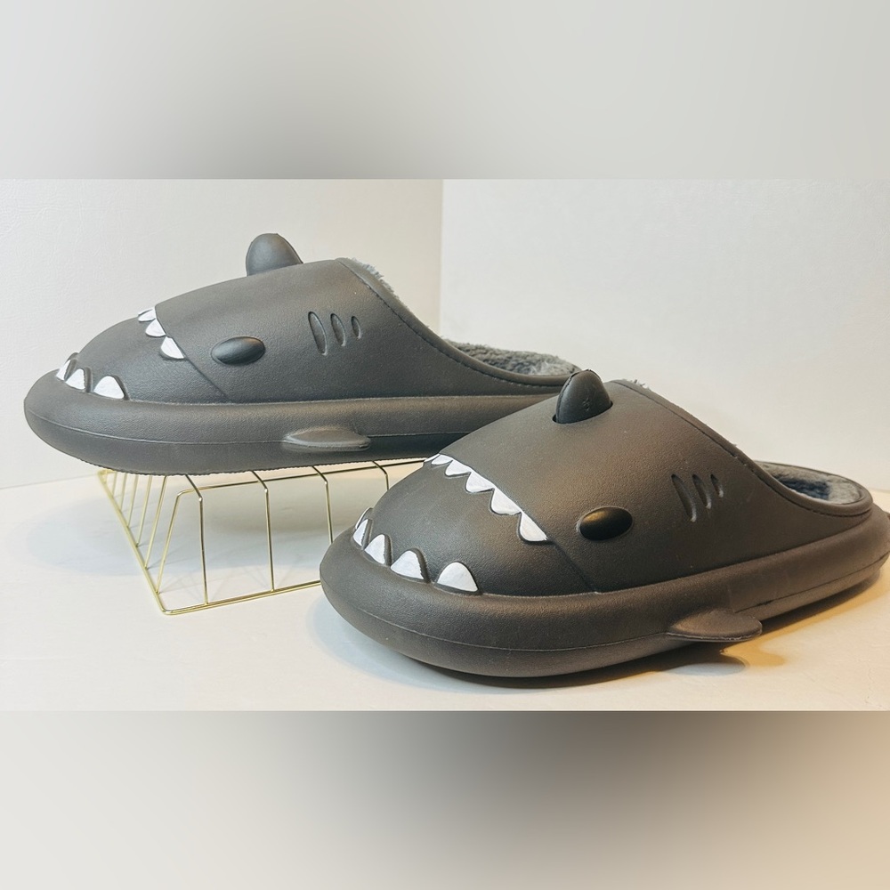 Gray Crayon Friends SHARK Faux Fur Lined House Shoe Slippers Unisex Size 42-43